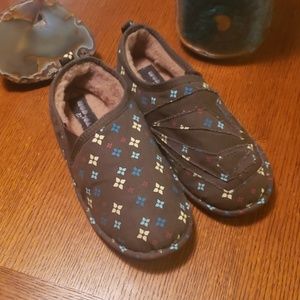 🖤VOLCOM Slippers NWOT Never worn. Size S🖤